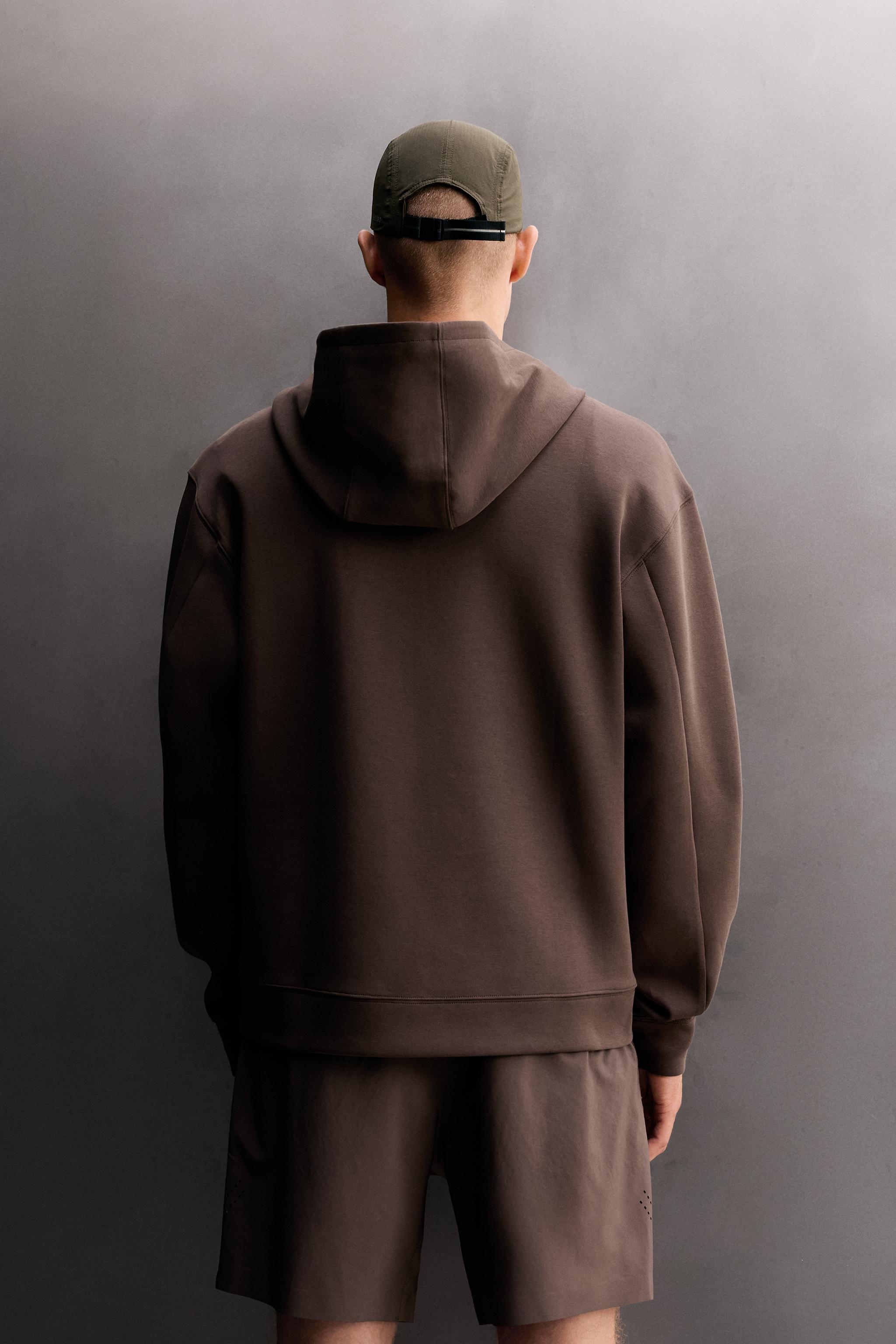 SWEAT TECHNIQUE À CAPUCHE